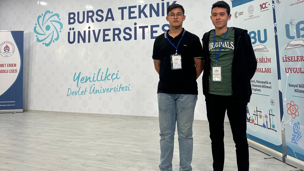 Biyoloji Öğretmenimiz Mübeccel AKA ile birlikte öğrencilerimiz Mustafa Donat ve Doruk Ertosun Bursa Teknik Üniversitesi'nde gerçekleştirilen Yapay Zeka Çalıştayına katıldılar.